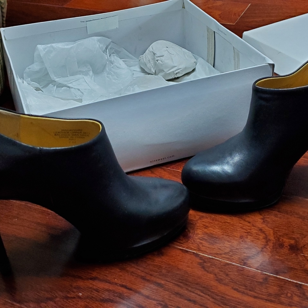 Nine West Boots zipper at back